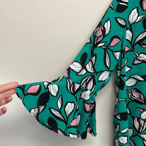 NWOT Apt. 9 3/4 Bell Sleeve Blouse Green Floral Print S - Picture 3 of 15